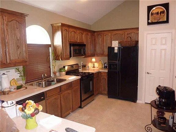 KITCHEN OPEN TO DEN, BREAKFAST BAR AND BEAUTIFUL CUSTOM CABI