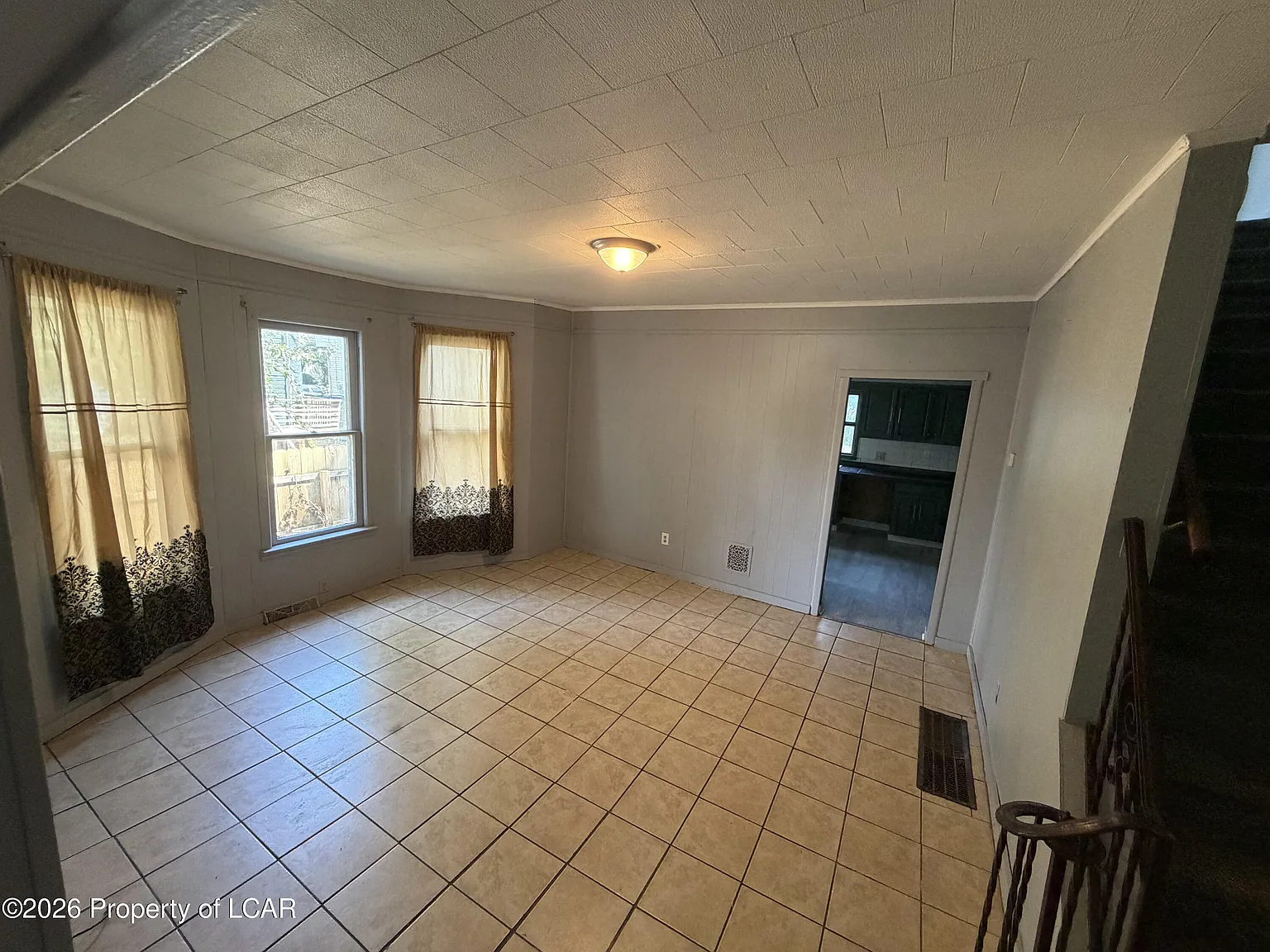 4 bed, 1.0 bath, 1600 sqft, $1,400 — Photo 2
