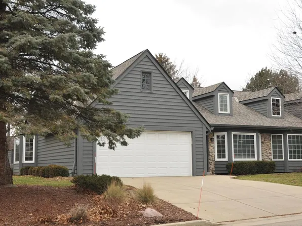 3893 South Oakbrook DRIVE, Greenfield, WI 53228