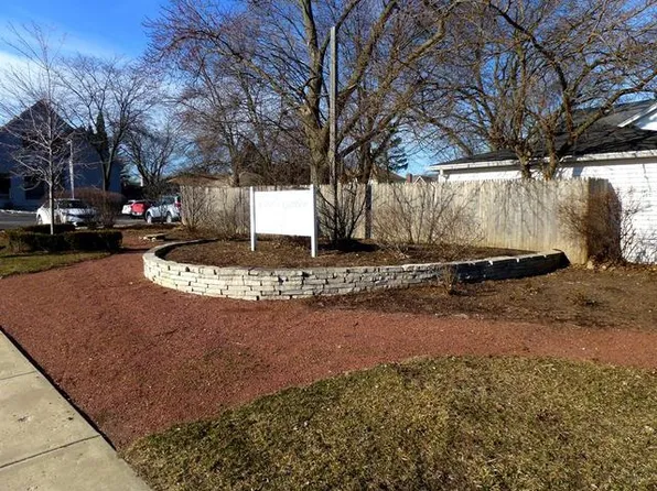214 N Northwest Hwy, Barrington, IL 60010