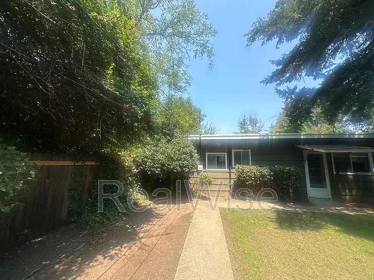 940 SE North St — Photo 34