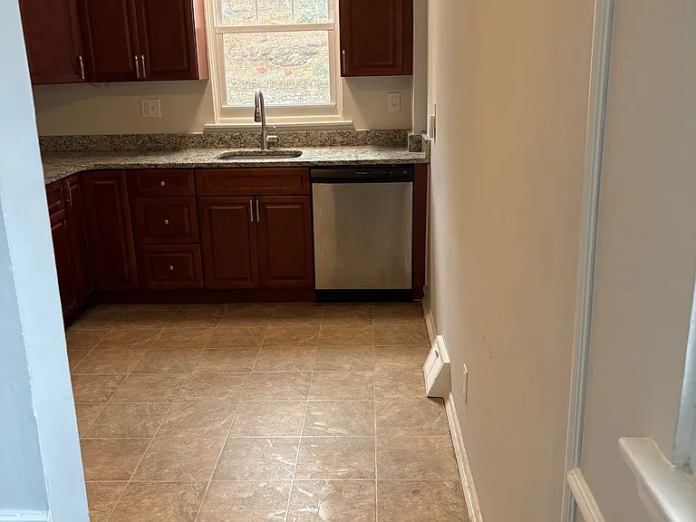 284 Osborn St #1 — Photo 3
