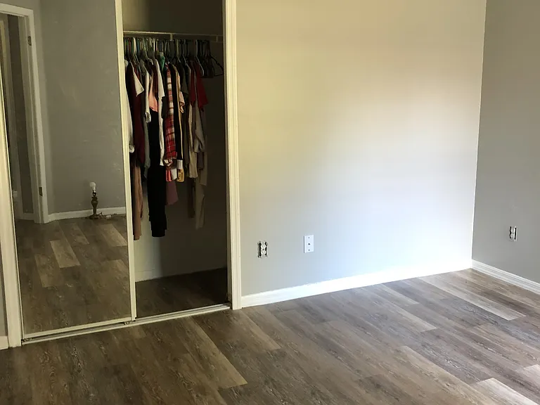 208 Tiffany Ct — Photo 4