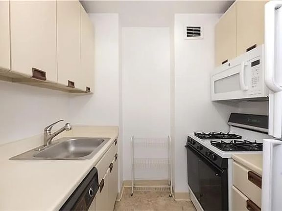 4th image of 311 E 38th St APT 11D