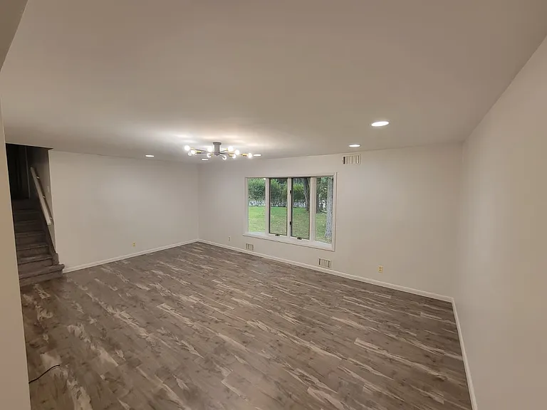 124 Forshay Rd — Photo 8