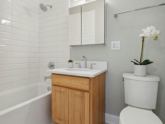 4th image of 3225 W Fullerton Ave APT 5NE