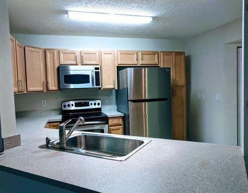 3 bed, 2.0 bath, 1170 sqft, $2,200 — Photo 3