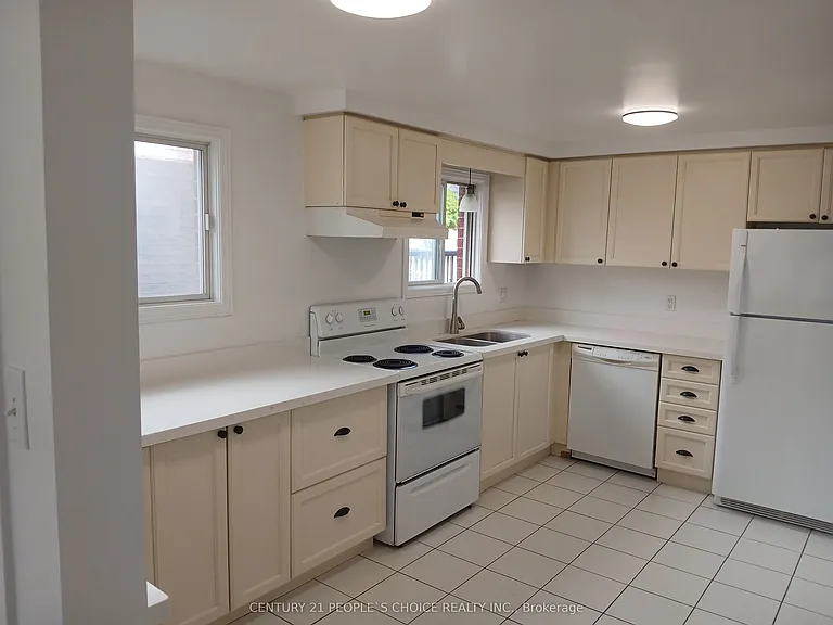 31 Moss Pl — Photo 12