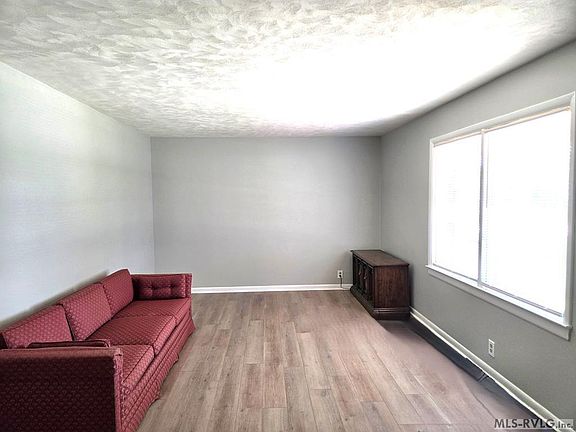 2nd image of 829 Allen Ave