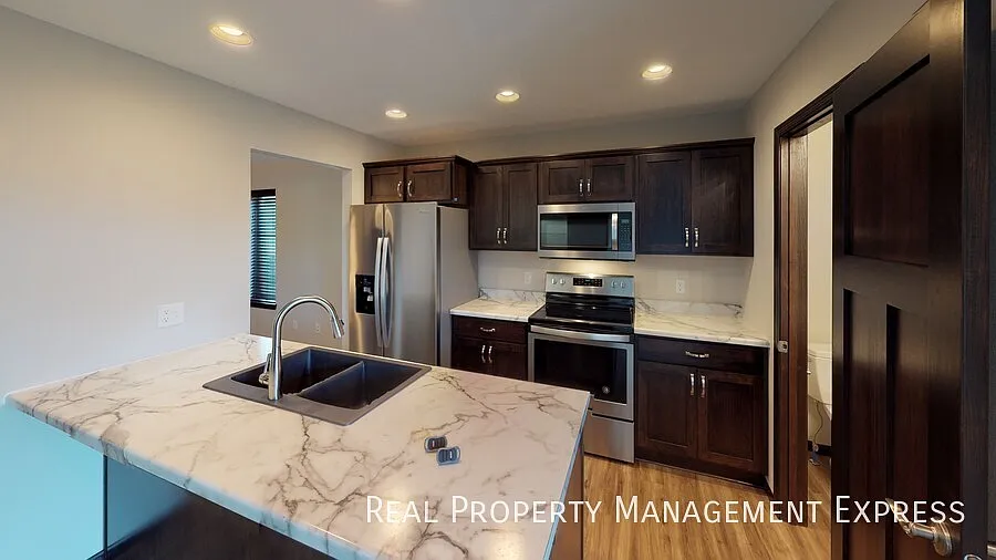 Great 3 Bed 1.5 Bath Twinhome on West side — Photo 2