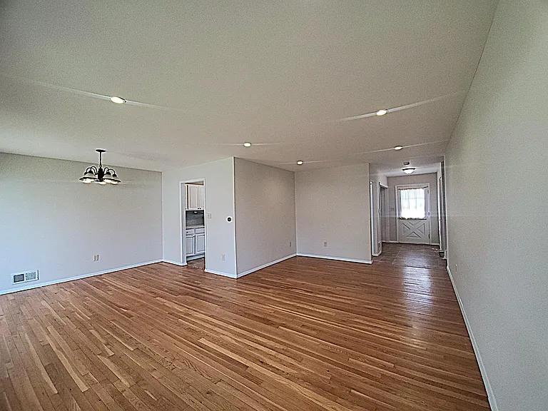702 W Edmonston Dr — Photo 8