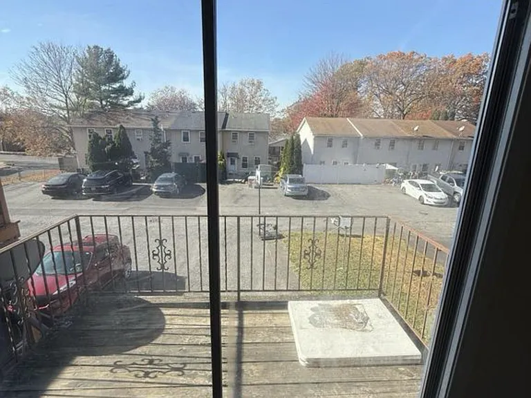 2825 Rhonda Ln — Photo 2