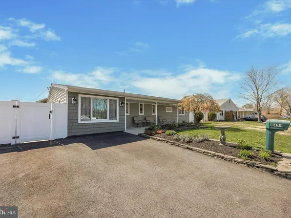 494 Lakeside Dr, Levittown, PA 19054