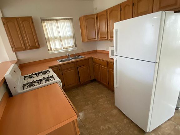 3rd image of 402 W Gramercy Pl