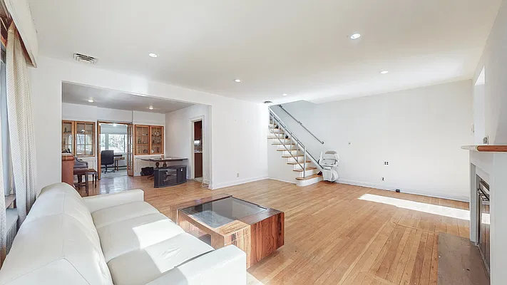 Sold by RE MAX Team | media 4