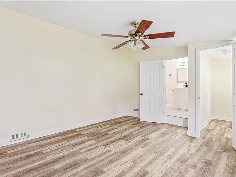 750 Hampton Rd — Photo 17