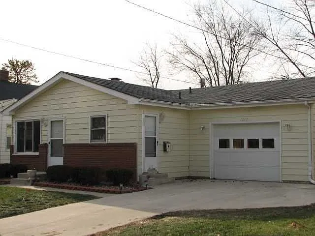 1213 S Oak St photo 1