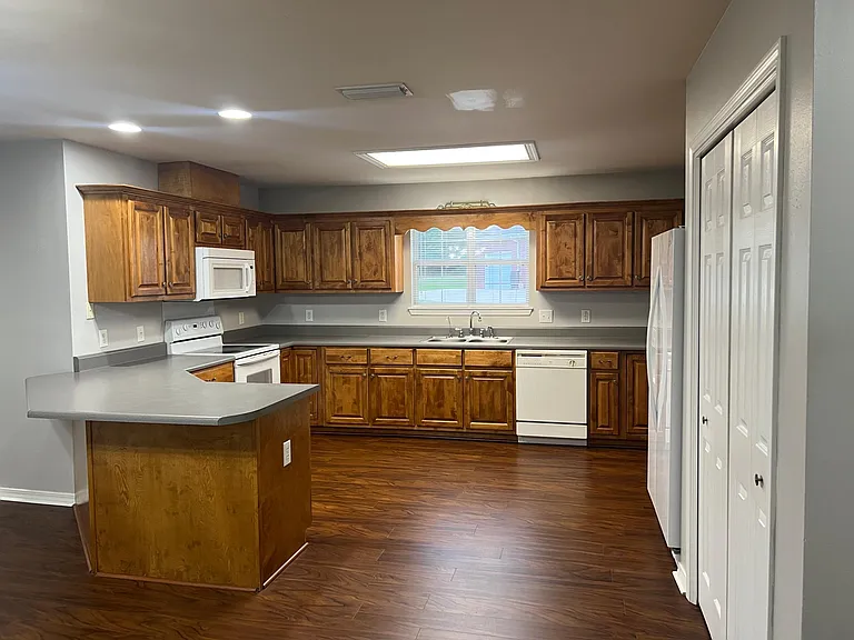 1750 Hunters Ridge Dr W — Photo 12