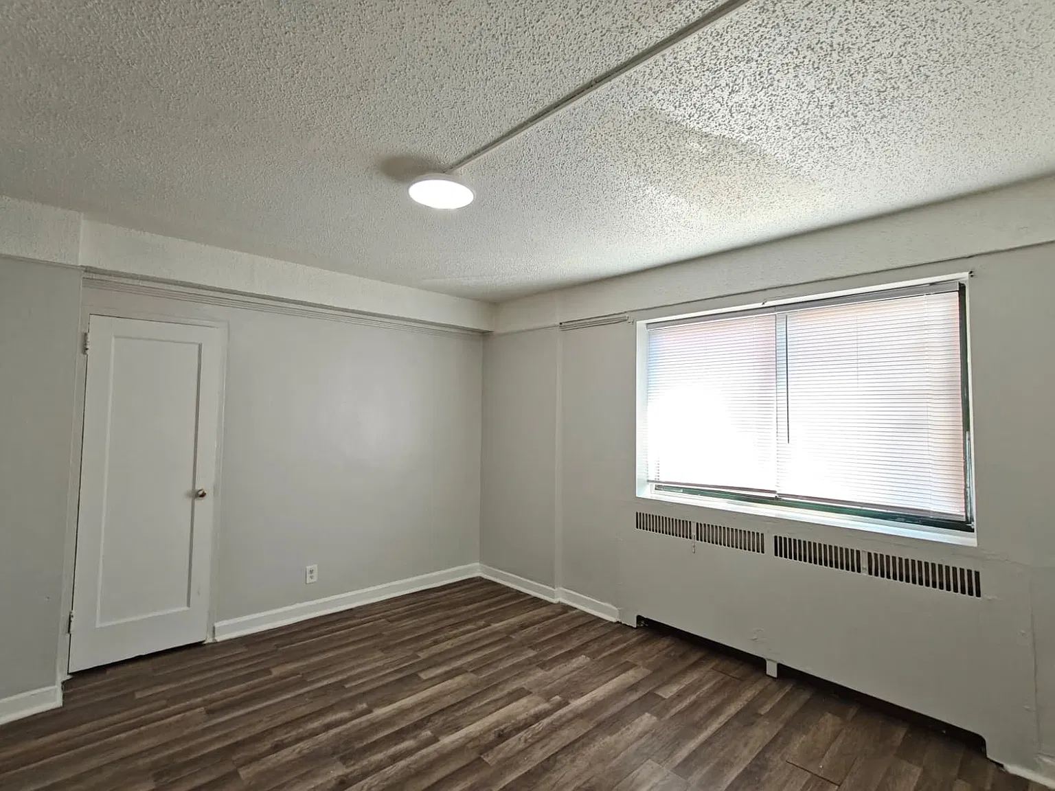Beautiful Apartment Available Now! — Photo 3