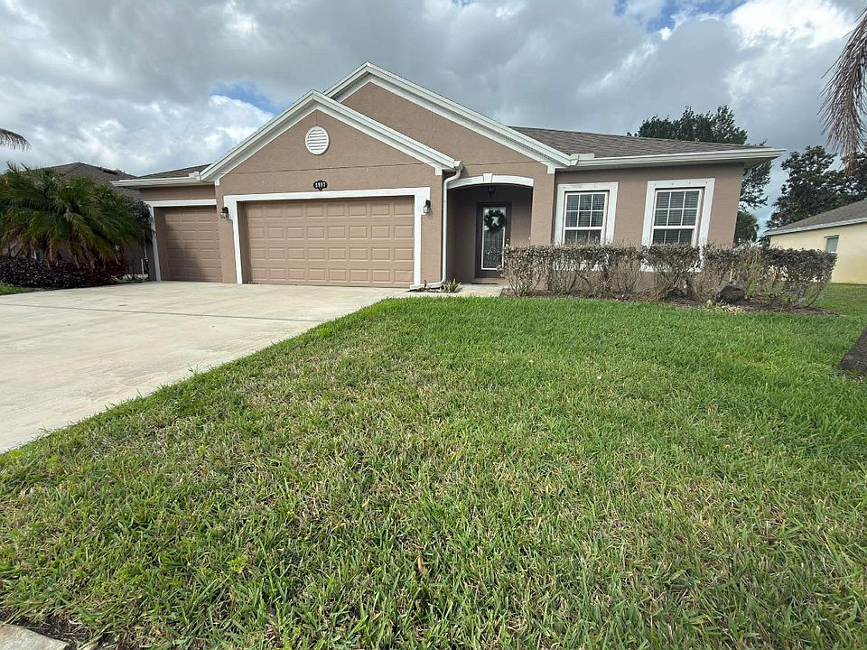 Vero Beach 4BR/3BA- MOVE IN SPECIAL! $2,700/mo.
Big family? You'll love this 4 bed, 3 bath home with fenced yard + 3 garage. Updated kitchen, tile throughout. Quite neighborhood near beaches, school & I-95.
FIRST MONTH FREE WITH 2 YEARS LEASE.