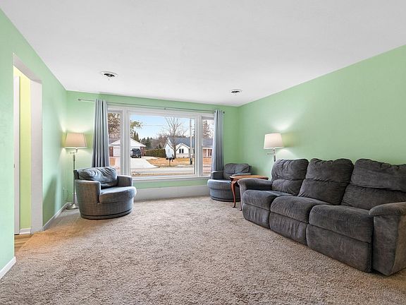 3rd image of 1220 Pinecrest Rd