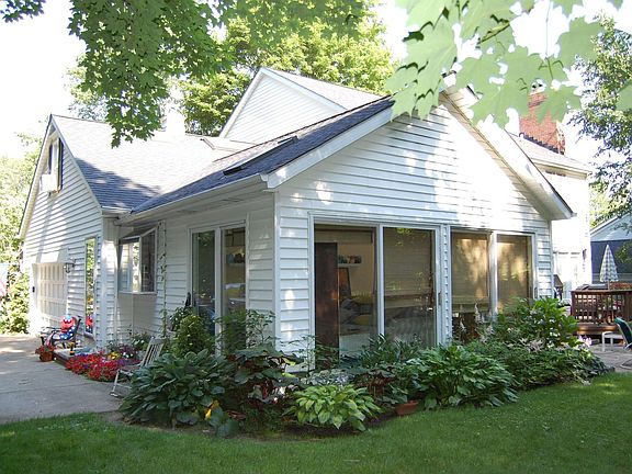 3rd image of 455 Lynden Dr