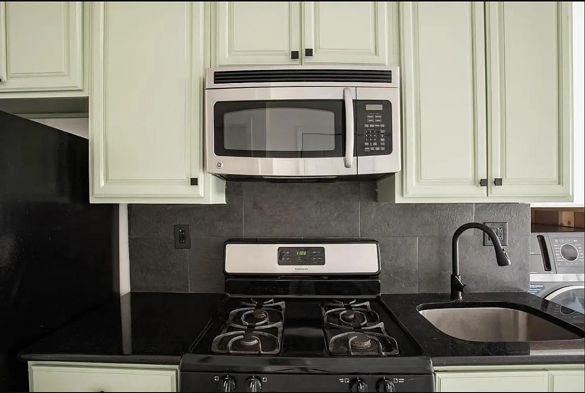 3 bed, 880 sqft, $900 — Photo 1