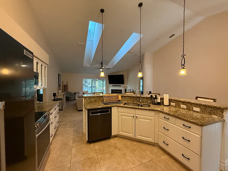 2126 Hovington Cir W — Photo 12