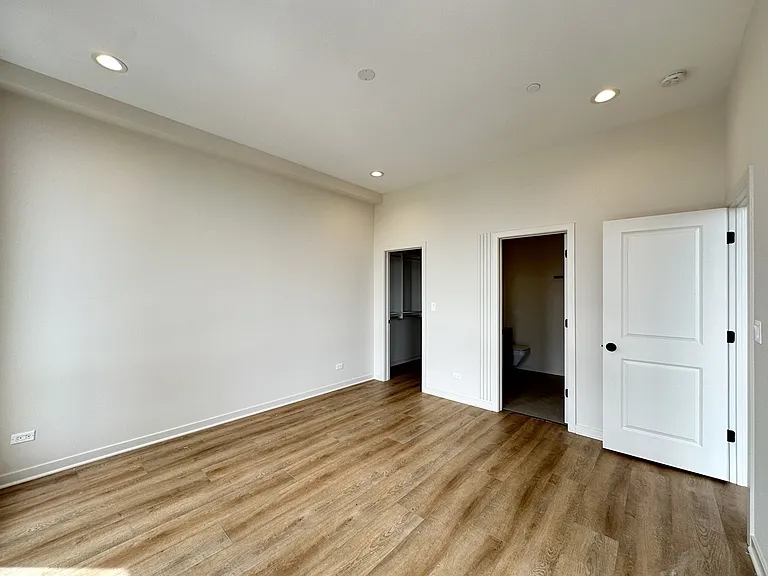 3207 N Narragansett Ave #604 — Photo 13