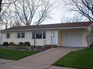 1116 Pinehill Rd, Bettendorf, IA 52722