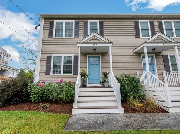 205 Centre Ave #205, Abington, MA 02351