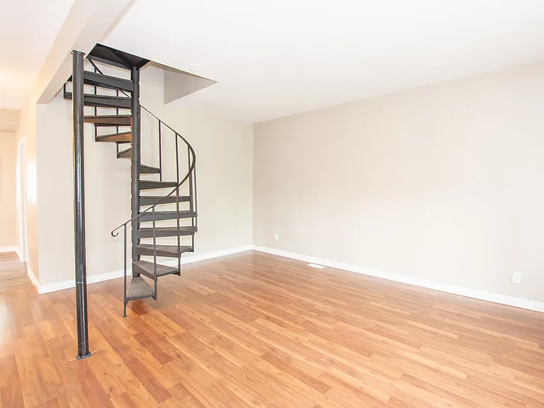 203 Niagara St — Photo 2