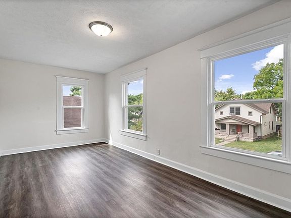 3rd image of 809 N Oakland Ave
