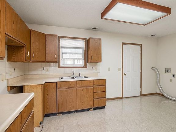 4th image of 105 W Price Ave