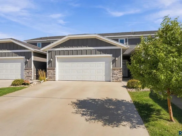 5902 S Whisper Creek Pl, Sioux Falls, SD 57108