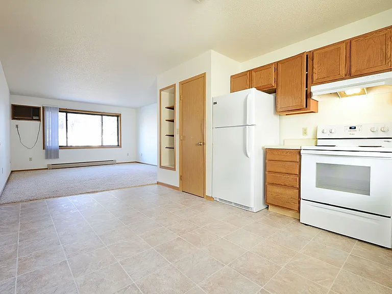 Williamsburg Apartments - Attached Double Garage! — Photo 2