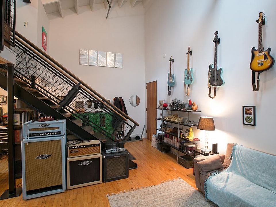 1st image of 918 E 5th St APT 2