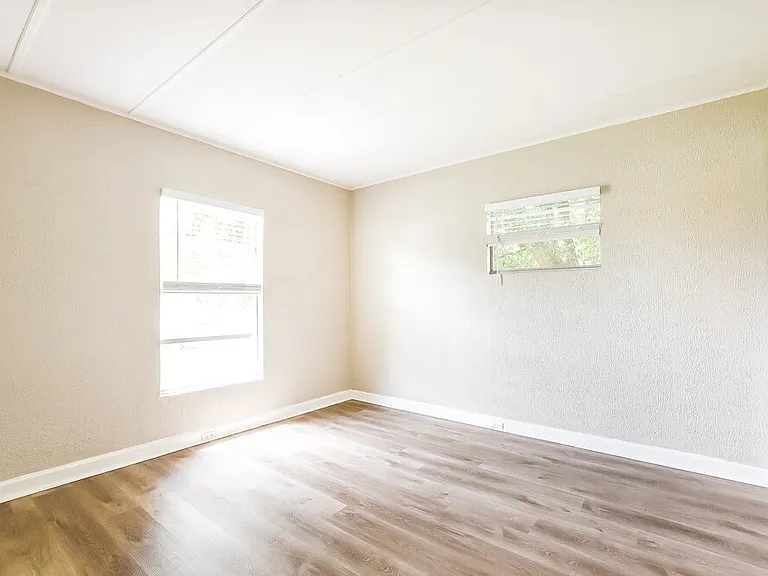 542 Colonnades Cv — Photo 8