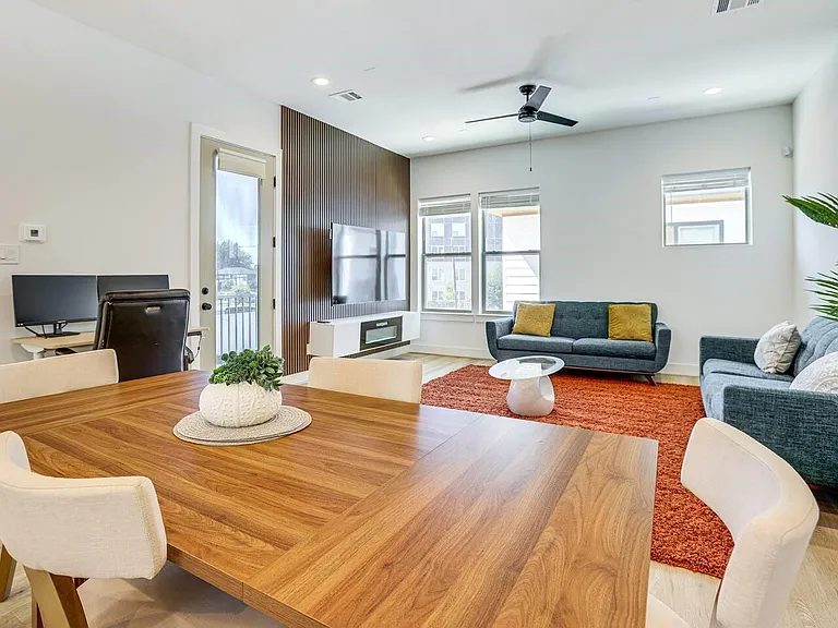 2339 Eagle St — Photo 3