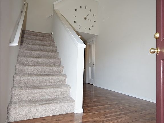 Souring ceilings in entry.