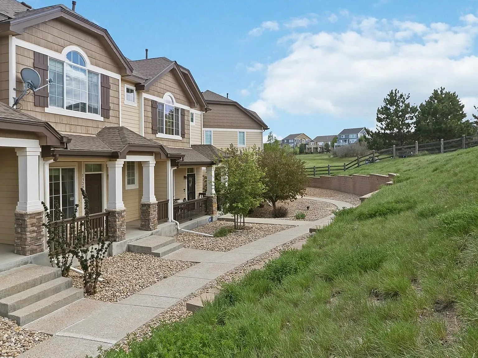 3 bed, 2.5 bath, 1241 sqft, $1,300 — Photo 1