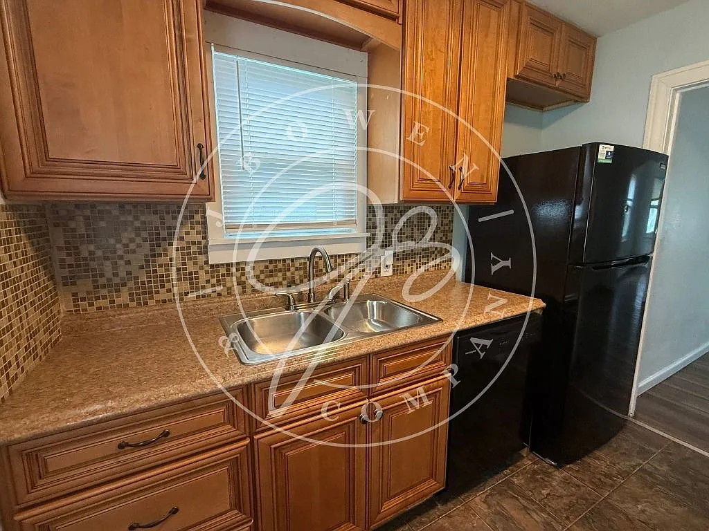 4 bed, 2.0 bath, $1,400 — Photo 3