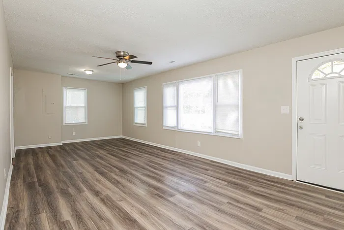 3 bed, 2.0 bath, 1221 sqft, $1,975 — Photo 4