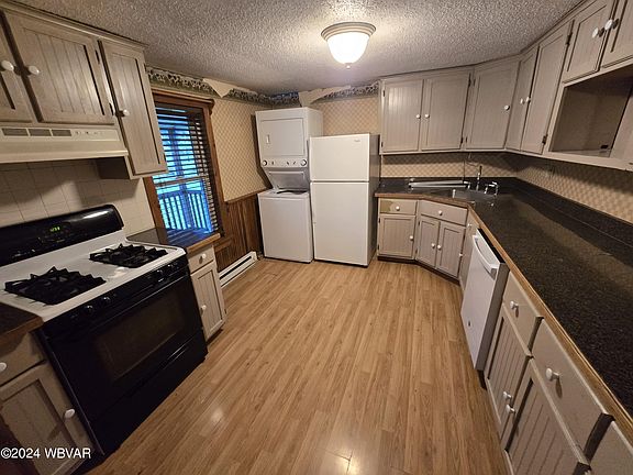 3rd image of 409 Fairview St