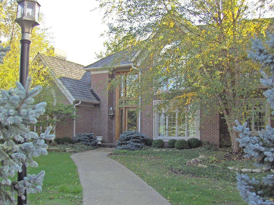 Exclusive, sought after Coppergate Estate Home. Cedar roof, top quality brick 