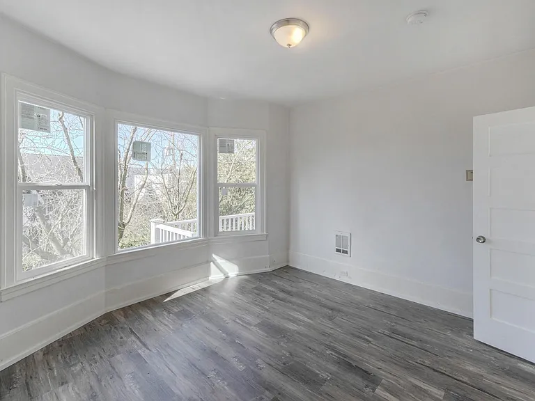 528 11th Ave E — Photo 3