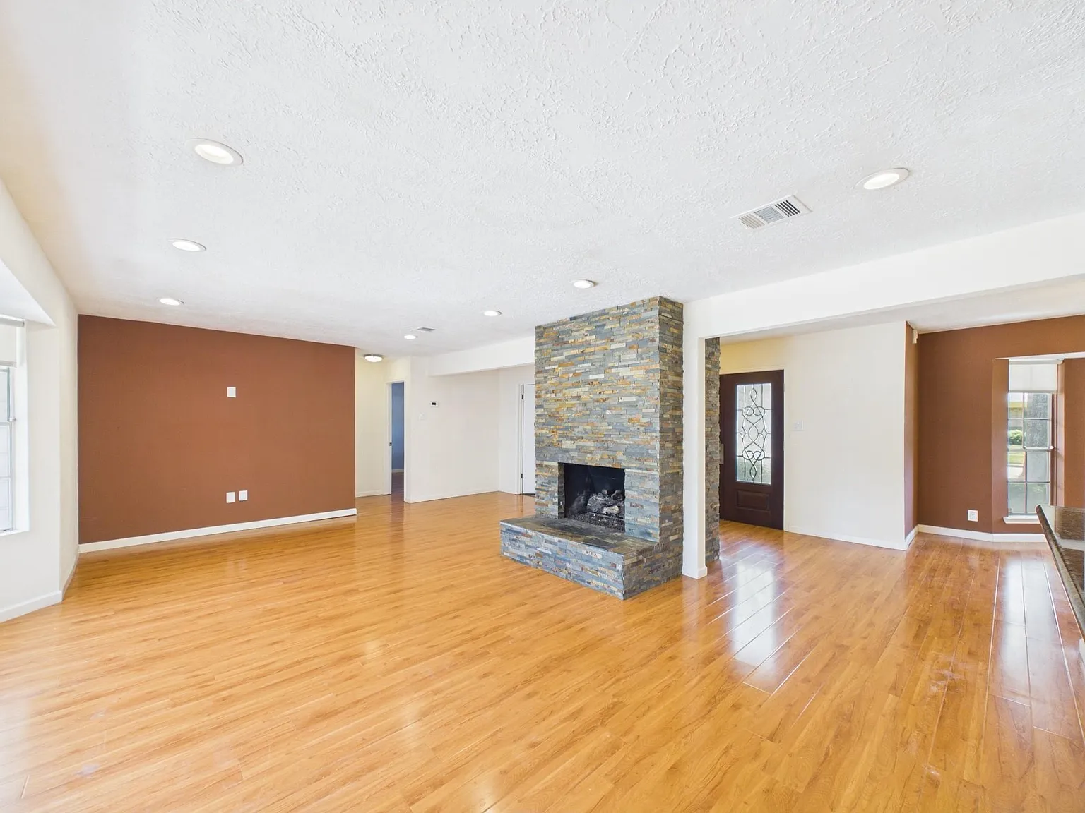 3 bed, 2.0 bath, 1664 sqft, $2,300 — Photo 2