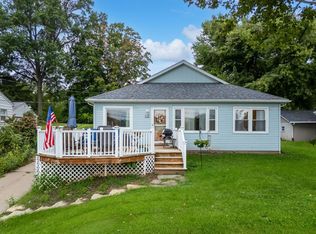 712 S Cody Rd, Le Claire, IA 52753