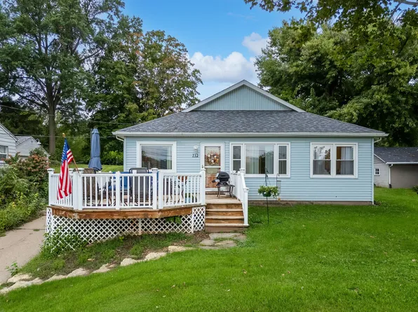 712 S Cody Rd, Le Claire, IA 52753