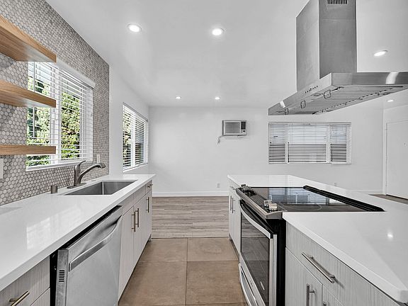 3rd image of 1009 N Edinburgh Ave APT 4